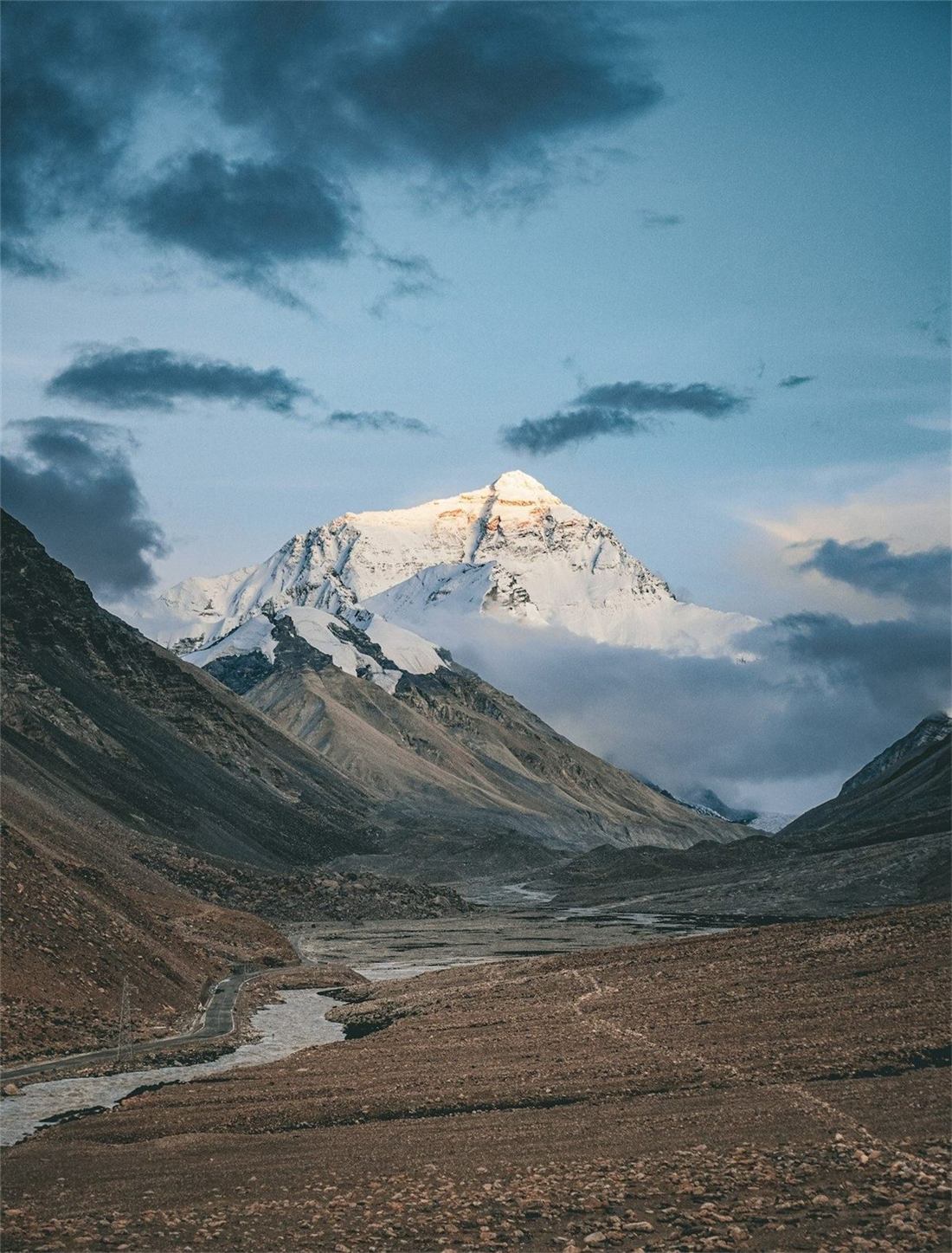 Himalayan trekking landscape in Tibet