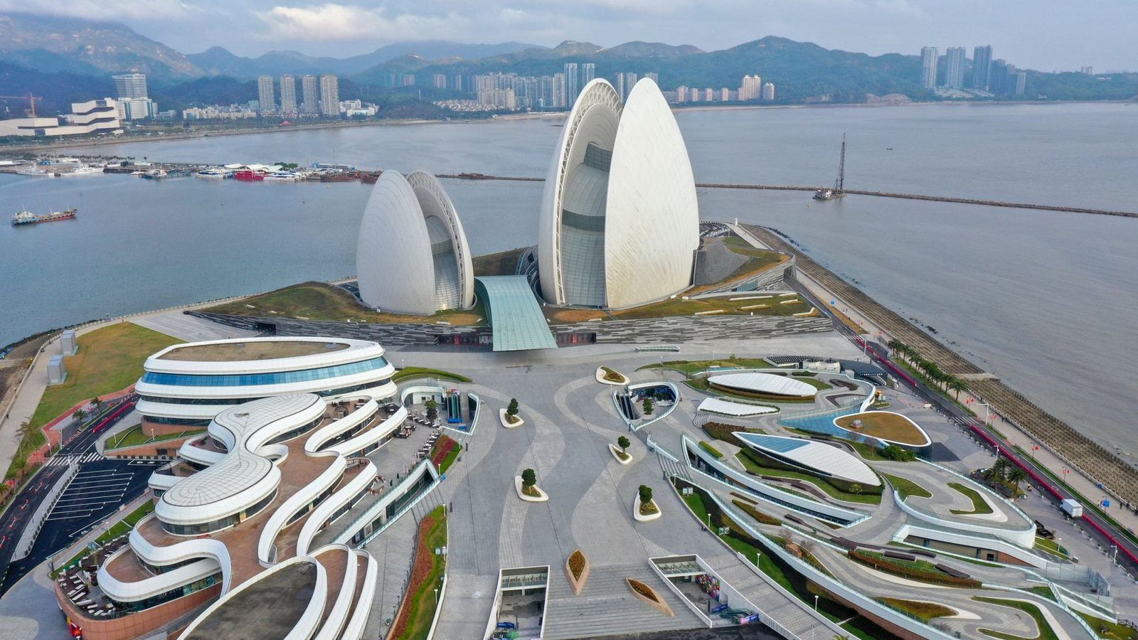 Hong Kong-Zhuhai-Macao Bridge and the Zhuhai port approach.