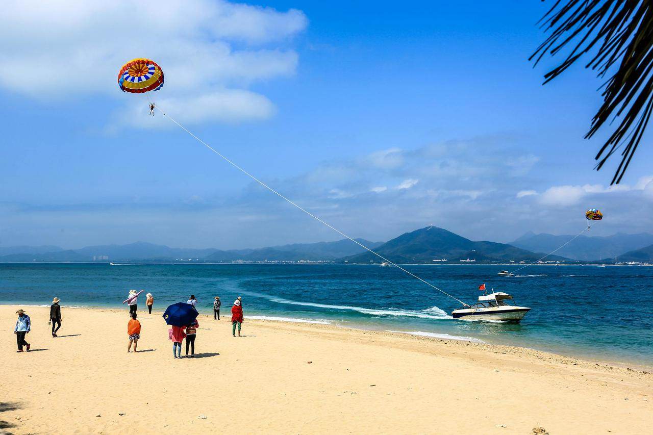 Parasailing experience on Sanya